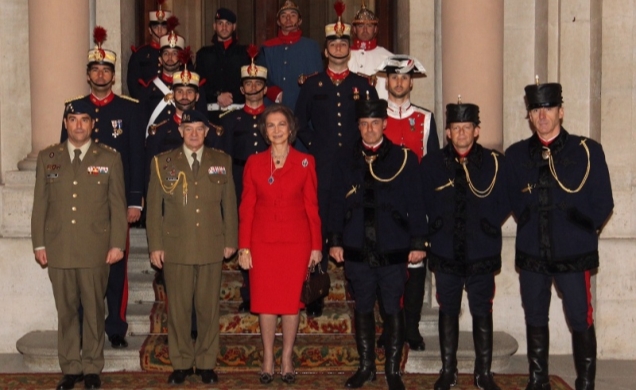 Su Majestad la Reina junto a los oficiales participantes en el Relevo Solemne de Guardia, celebrado en el Palacio Real de Madrid